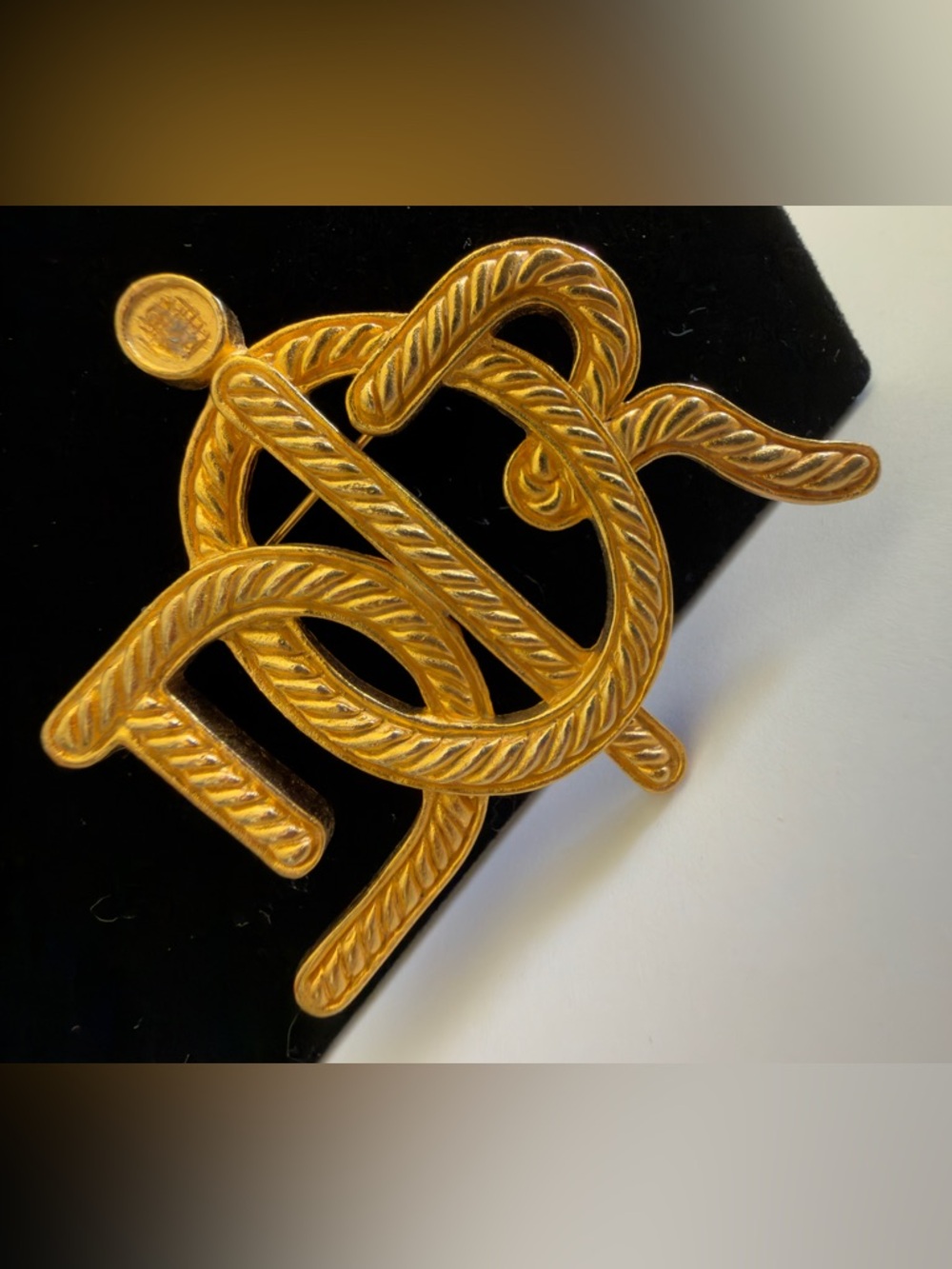 DIOR Oversized Woven Rope Design CD Logo Gold Plated 1980โs Pin Brooch Vintage - Picture 3 of 11